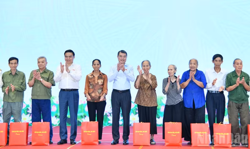 레 민 흥 총리가 하이퐁의 정책 수혜 가정과 저소득 가정에 선물을 전달하고 있다. (사진: 탄 지앙/Thanh Giang)