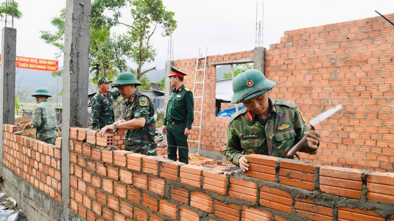 제5군구 소속 군인들이 홍수 피해 주민들을 위해 주택을 재건하고 있다. (사진: 딘 땅)