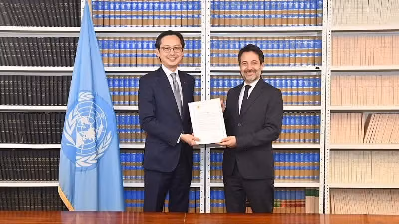 도 흥 비엣 주유엔 베트남 대사가 유엔 사이버범죄 방지 협약 비준서를 제출하고 있다.