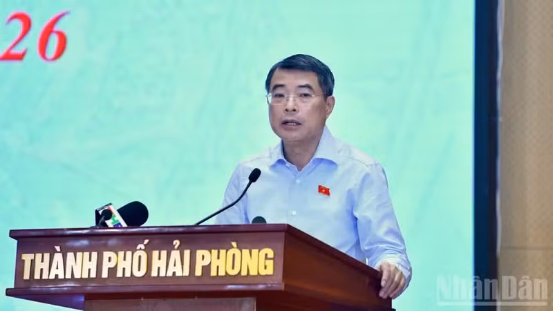 레 민 흥 총리가 하이퐁 유권자들과의 회의에서 발언하고 있다. (사진: 탄 지앙)