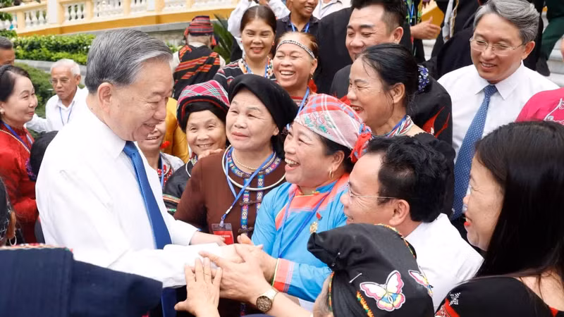 또럼 당 서기장 겸 국가주석이 18일 하노이에서 전국의 소수민족 원로, 지역사회 지도자, 장인, 그리고 저명 인사들과 만남을 갖고 있다. (사진: VNA)