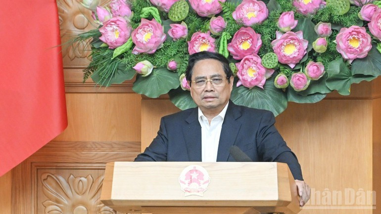 팜 민 찐 베트남 총리가 교통 분야 국가 중점 사업에 관한 국가 지도위원회 제22차 회의에서 발언하고 있다. (사진: 쩐 하이)