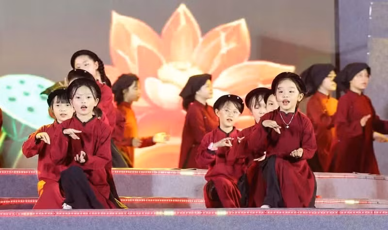 개막식 행사로 학생들이 선보인 쏘언(Xoan) 노래 공연.