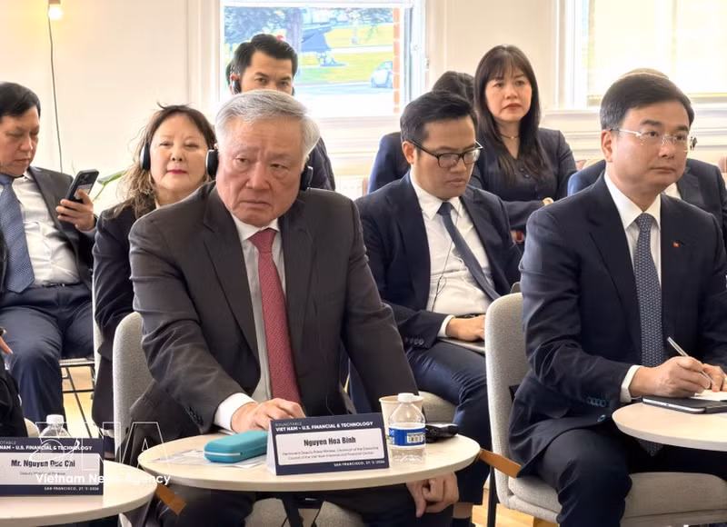 응우옌 호아 빈 베트남 상임 부총리가 베트남-미국 금융 및 기술 대화에서 연설하고 있다. (사진: VNA)