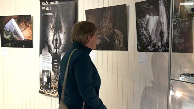 퐁냐-께방 동굴 사진 전시회를 찾은 관람객.