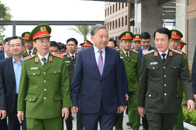 또 럼 서기장은 29일 하노이 호아락 하이테크 파크 내 국가데이터센터 1호를 방문해 현장 점검을 실시했다. (사진: 당 코아)