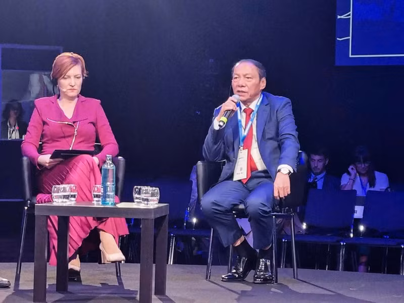 응우옌 반 흥 문화체육관광부 장관이 MONDIACULT 2025 회의에서 연설하고 있다. (사진: 문화체육관광부)