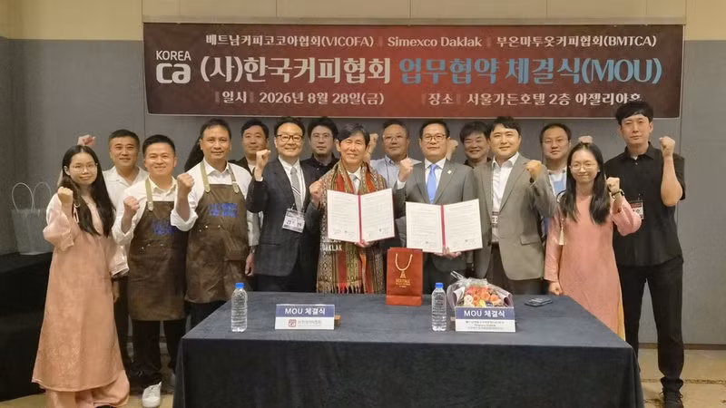 한국커피협회, 베트남커피카카오협회, 부온마투옷커피협회, 시멕스코 닥락 등 네 개 기관 대표들이 MOU 체결식에 참석하고 있다.