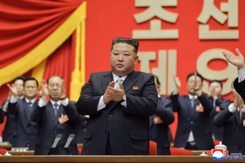 조선민주주의인민공화국(DPRK) 김정은 국무위원장(가운데)이 22일 평양에서 열린 제9차 조선로동당 대회 4일차 회의에 참석하고 있다. (사진: 연합뉴스/VNA)
