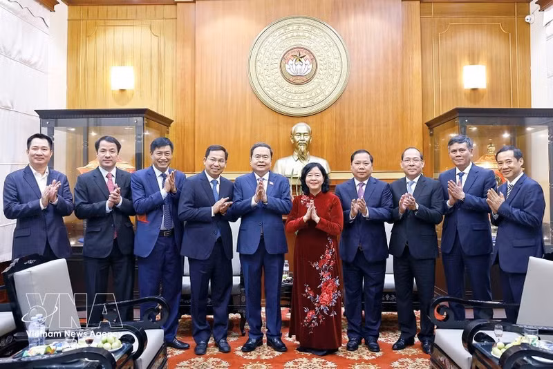 쩐 탄 먼 국회의장(왼쪽에서 다섯 번째)이 조국전선 중앙위원회를 방문해 뗏(설) 인사를 전하고 있다. (사진: VNA)