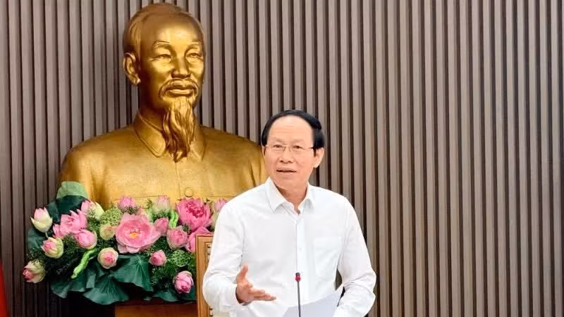 레 띠엔 쩌우 부총리가 동남부 지역의 주요 대학들을 아시아 선진 기준에 부합하도록 발전시키기 위한 프로젝트 회의를 주재하고 있다.