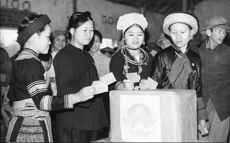 제5기(1975–1976) 선거. 비엣박 지역의 소수민족 공동체가 제5기 국회의원 선거에서 유권자로서 역할을 수행하는 모습이다.