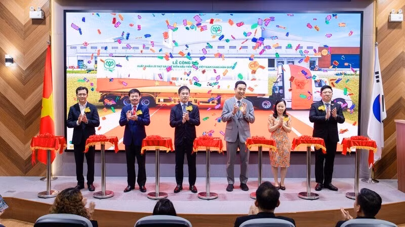 베트남 C.P. 대표, 농업환경 부, 주베트남 대한민국 대사관, 베트남 축산협회 관계자들이 대한민국으로의 첫 가공 닭고기 수출을 기념하는 행사에 참석하고 있다. (사진: C.P. 베트남)