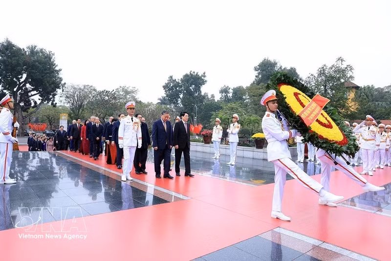 당과 국가 지도자들이 설날(뗏)을 앞두고 호찌민 주석 묘소를 찾아 헌화, 참배하고 있다. (사진: VNA)