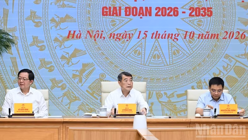 레 민 흥 총리가 2026~2035년 국가 목표 프로그램인 문화·사회 발전, 농촌 발전, 소수민족 및 산악 지역 발전을 위한 출범 회의에서 연설하고 있다. (사진: nhandan.vn)