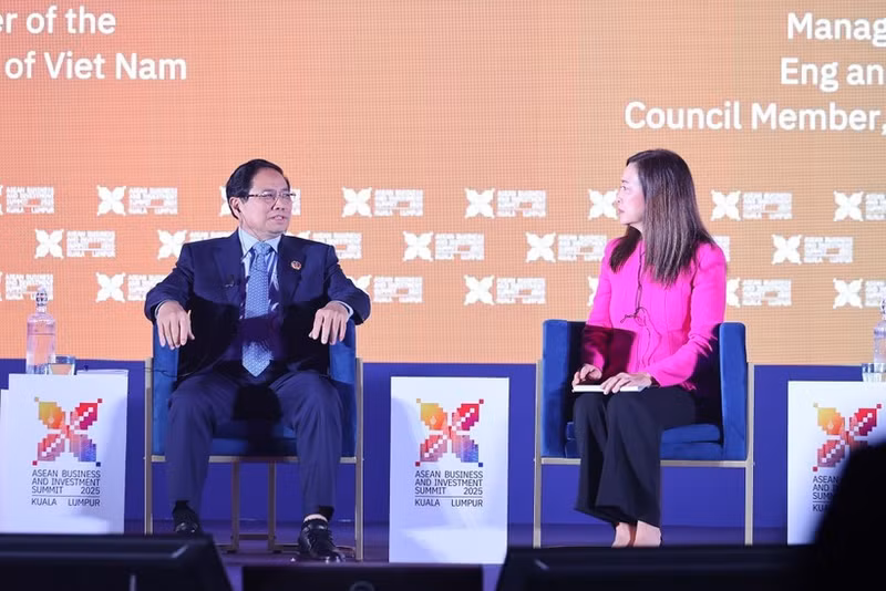 팜 민 찐 베트남 총리(왼쪽)가 26일 쿠알라룸푸르에서 열린 2025년 아세안 비즈니스·투자 정상회의(ABIS) 고위급 대화에 참석하고 있다. (사진: VNA)
