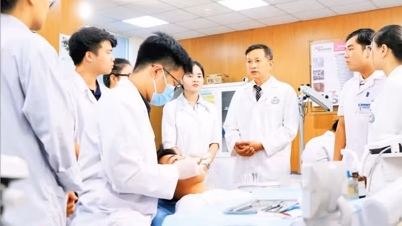 팜 뉴 하이 하노이 베트남국립대학교 의약대학 부총장이 학생들에게 임상 치과 실습을 지도하고 있다.