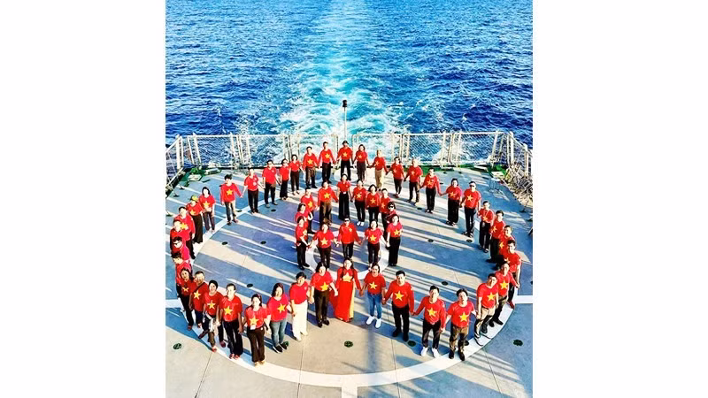 레 트엉은 쯔엉사(Truong Sa) 군도에서 군인들과 주민들을 방문하는 ‘대단결 항해(Great Solidarity Voyage)’에 동참했다.