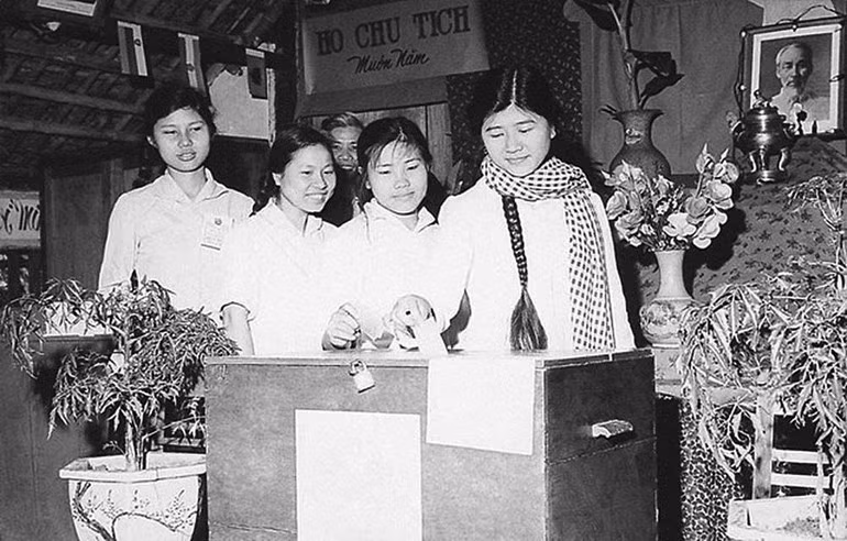 1964년 4월 26일 실시된 제3기(1964–1971) 선거. 사진은 하이퐁에서 처음으로 국회의원 선거에 참여하는 젊은 유권자들의 모습.