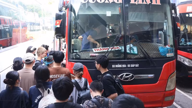 하노이의 지압밧 버스정류장에서 명절을 맞아 고향으로 돌아가기 위해 버스에 오르는 시민들. (사진: 흥칸)
