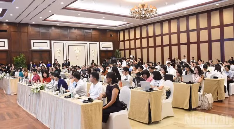 다낭 아시아 영화제(DANAFF) 관련 기자회견에 참석한 많은 기자들과 예술가, 영화인들. (사진: ANH DAO)
