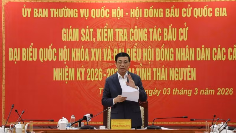 감독 및 점검 회의에서 발언하는 판 반 장 장관. (사진: 투안 손)