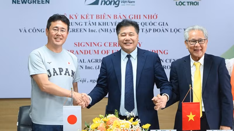 국가농업진흥센터와 록쩌이 그룹, 일본 뉴그린주식회사 관계자들이 양해각서(MoU) 체결식에서 기념촬영을 하고 있다. (사진: JICA)