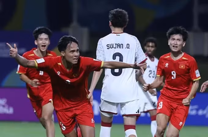 14일 새벽(베트남 시간) 사우디아라비아에서 열린 2026 AFC U-17 아시안컵 C조 최종전에서 아랍에미리트(UAE)를 3-2로 꺾은 베트남 대표팀. (사진: 베트남축구연맹)