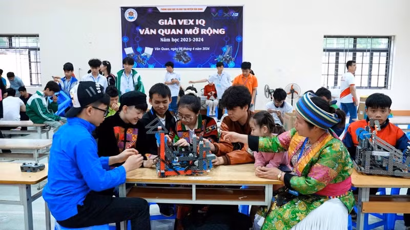 랑선성 VEX IQ 반꽌 오픈 대회에 참가한 방 티 딘 교사와 학생들. 