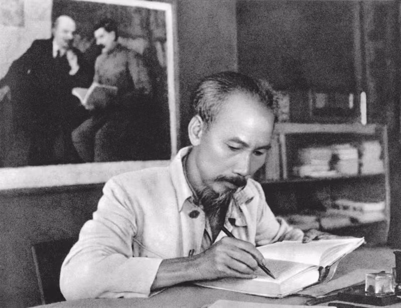  우리의 대의 속에 영원히 살아 있는 위대한 호찌민 주석! (자료 사진)