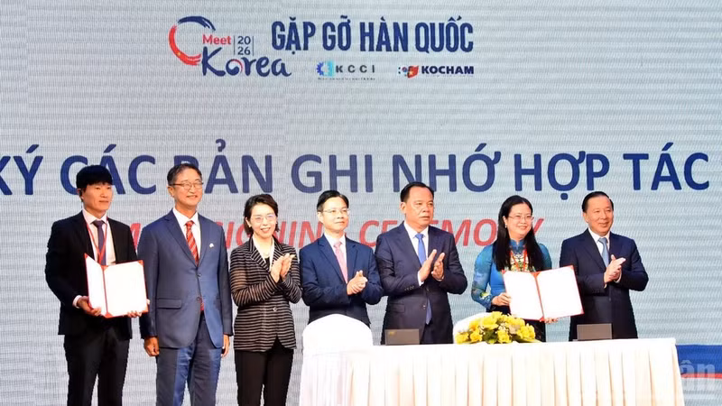 베트남 외교부와 동나이시 지도부, 그리고 이미연 주베트남 한국 대사가 동나이시와 한국 파트너 간의 문화 협력에 관한 양해각서(MOU) 체결을 함께 지켜보고 있다. (사진: 티엔 브엉)