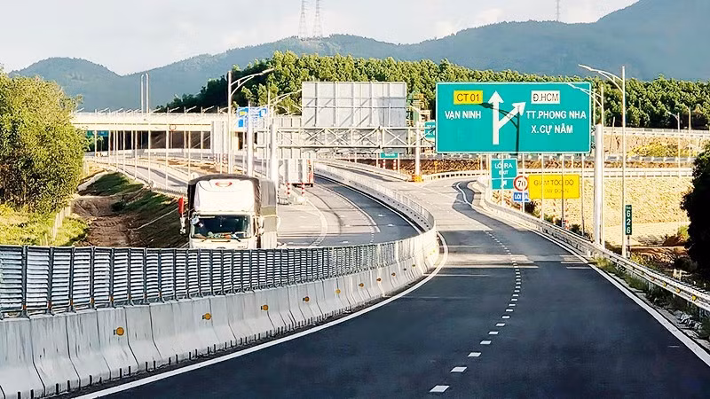 인프라가 크게 확충되면서 총 3,245km의 고속도로가 구축됐다.