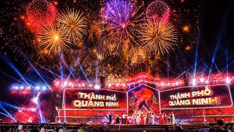꽝닌시 설립을 기념하는 특별 예술 공연. (사진: QUANG THO)