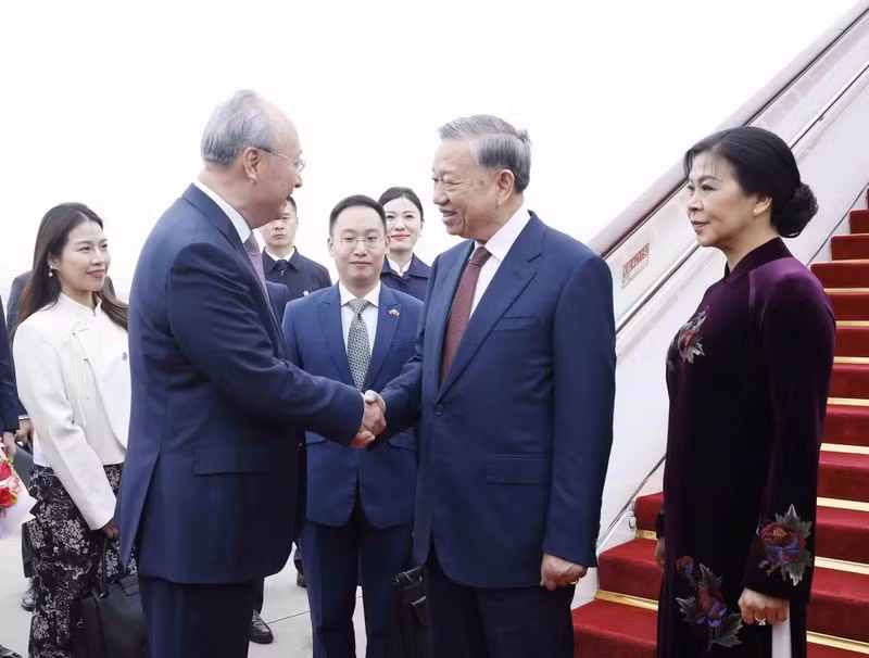 베이징 수도국제공항에서 열린 또 럼 서기장 겸 국가주석 내외 환영식. (사진: VNA)