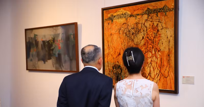 전시회에서 예술 작품을 감상하는 관람객들. (사진: VIỆT HÙNG)