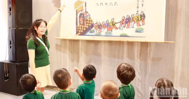 하노이 구시가지에서 열린 중추절 행사에서 전통 문화의 아름다움을 체험하는 어린이들. (사진: 지앙 남)