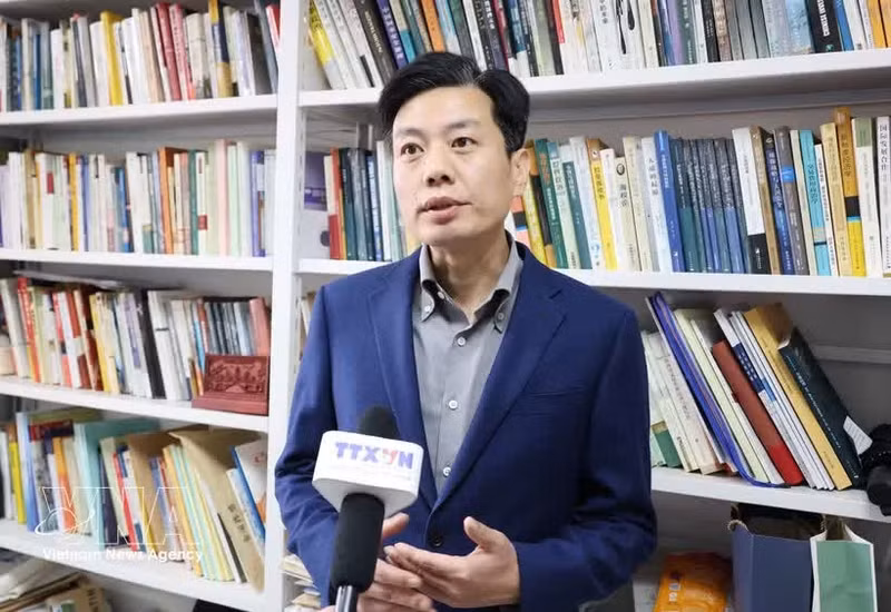 베트남통신과 인터뷰를 하는 중국 인민대학교 국제관계학원 최수준 교수. (사진: VNA)