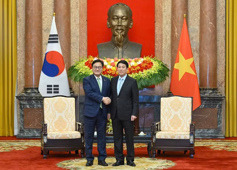 21일 하노이에서 열린 회담에서 르엉 끄엉 국가주석(오른쪽)과 우원식 한국 국회의장이 악수를 나누고 있다. (사진: NDO)