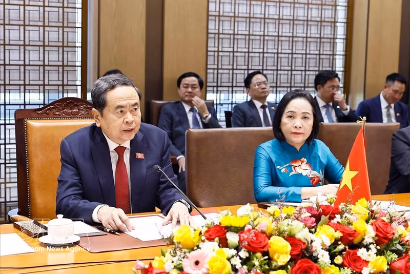 쩐 타인 먼 베트남 국회의장(왼쪽)이 7일 서울에서 열린 회담에서 조정식 한국 국회의장과 대화하고 있다. (사진: VNA)