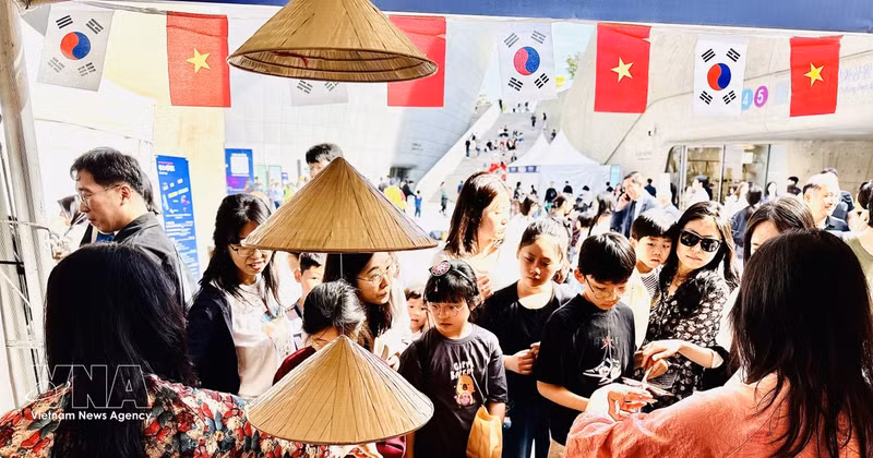 베트남 부스를 둘러보는 관람객들. (사진: VNA)