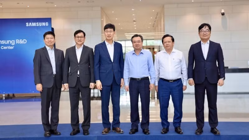 실무 대표단 구성원들이 삼성 베트남 경영진과 함께 기념촬영을 하고 있다.
