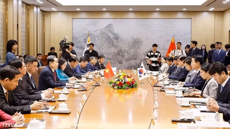 쩐 타인 먼 국회의장과 조정식 한국 국회의장이 7일 서울에서 회담을 갖고 있다. (사진: VNA)