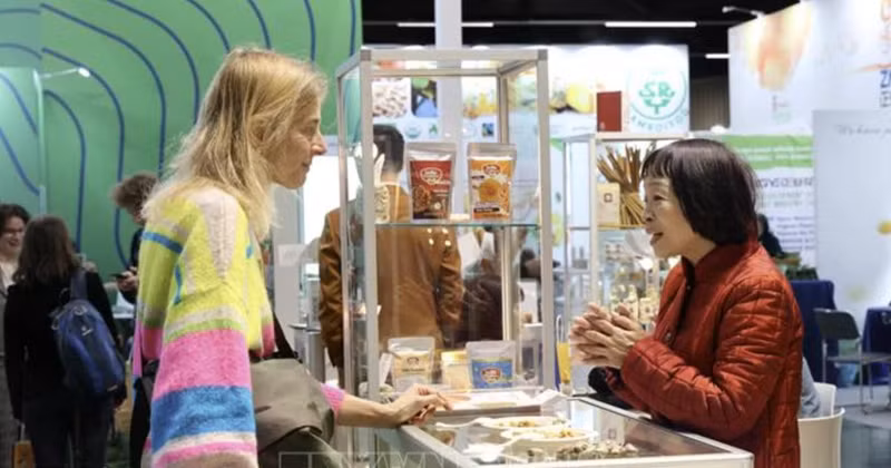 베트남의 롱선주식회사가 Biofach 2026에서 유기농 캐슈넛과 구운 캐슈넛을 선보이고 있다. (사진: VNA)