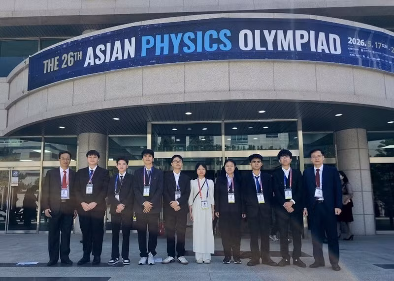 제26회 아시아 물리 올림피아드에서 참가자 8명 전원이 메달을 따낸 베트남 대표팀. (사진: 교육훈련부)