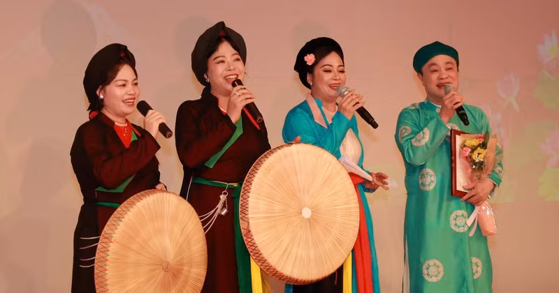 ‘흐엉 삭 베트남’(Hương sắc Việt Nam, 베트남의 매력) 프로그램에서 공연하는 출연진.
