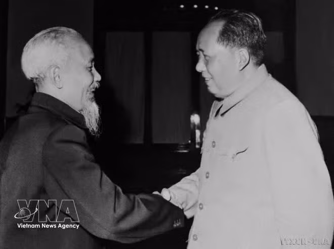 1960년 베이징에서 만난 호찌민 주석과 마오쩌둥 주석 (사진: VNA)