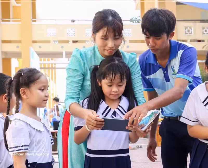 가정, 학교, 사회가 함께하는 아동 온라인 보호 위한 ‘디지털 방패’ 구축. (사진: VNA)