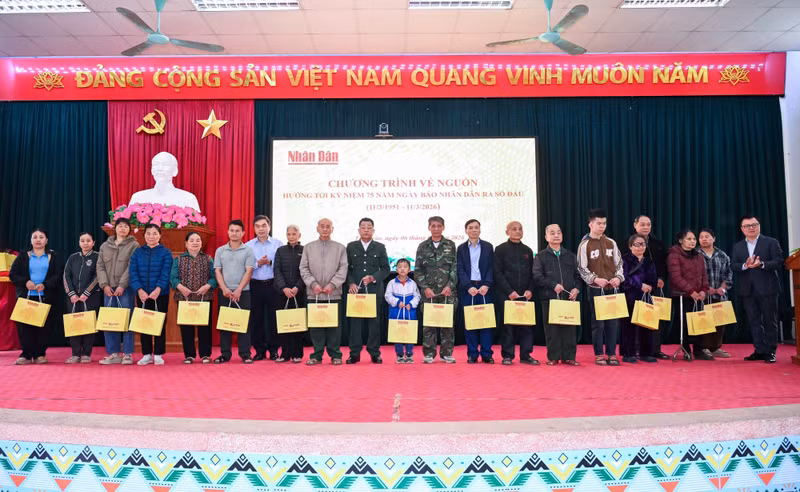 인민일보와 뚜옌꽝성 지도부가 떤쩌오면 주민들에게 선물을 전달하고 있다. (사진: THANH DAT)