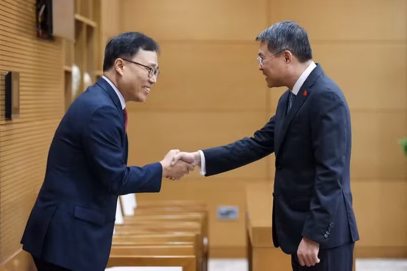 레민흥 베트남 총리(오른쪽)와 최영삼 주베트남 대한민국 대사가 29일 만나 악수를 교환하고 있다. (사진: VGP)