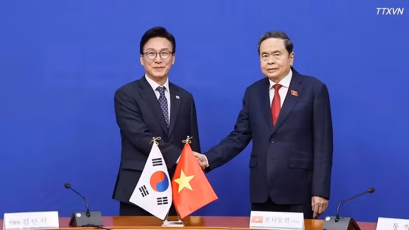 쩐 타인 먼 베트남 국회의장(오른쪽)이 7일 김민석 더불어민주당 대표과 악수를 교환하고 있다. (사진: VNA)
